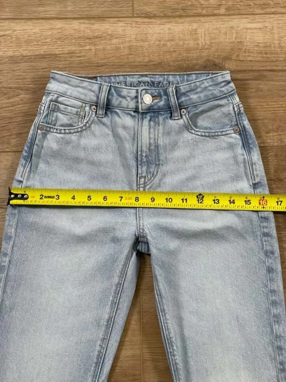 American Eagle Outfitters Light Wash High Rise Mom Jean Size 000 Short